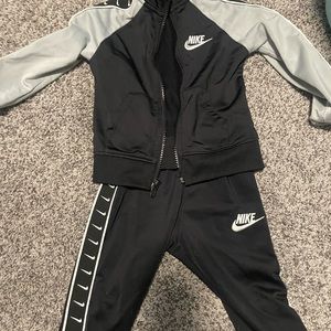 2t Nike sweatsuit - zipper doesn’t zip due to damage